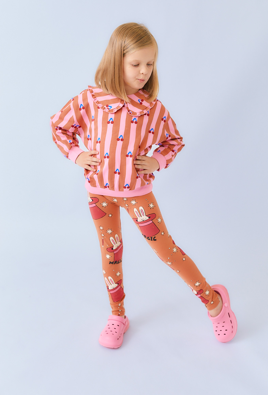 Brązowe legginsy dziewczęce z nadrukiem ólików.