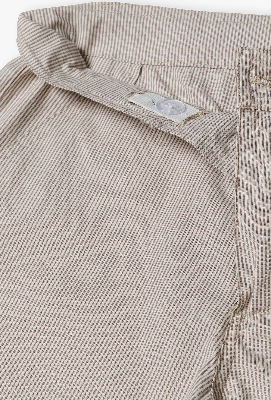 Eleganckie ótkie spodenki dla chłopca - beżowo-białe paski