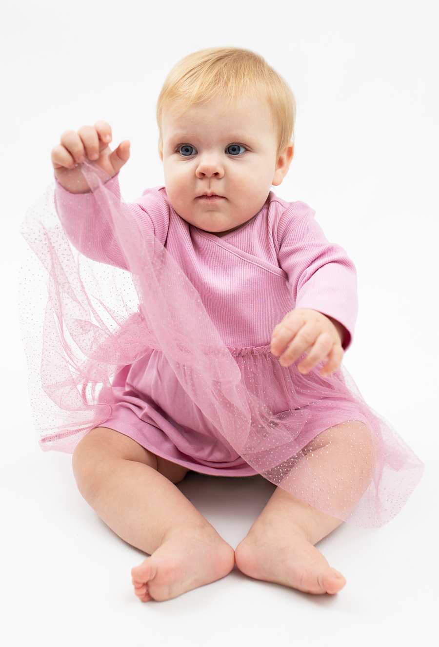 Sukienka z długim rękawem i tiulowym dołem