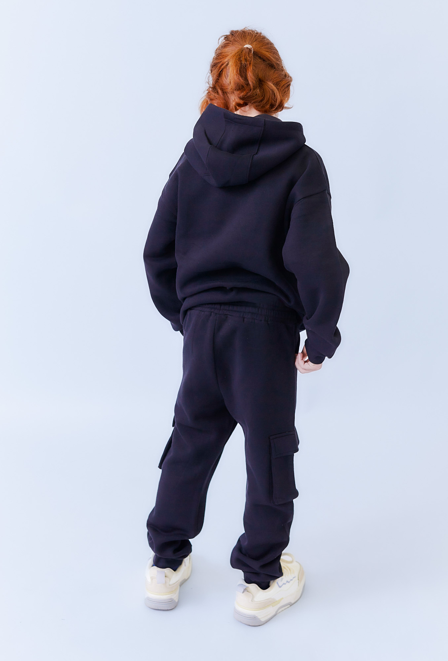 Czarne spodnie dresowe chłopięce cargo. cieplejszy model