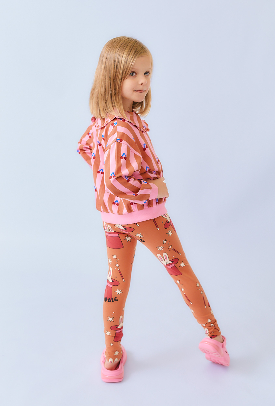 Brązowe legginsy dziewczęce z nadrukiem ólików.