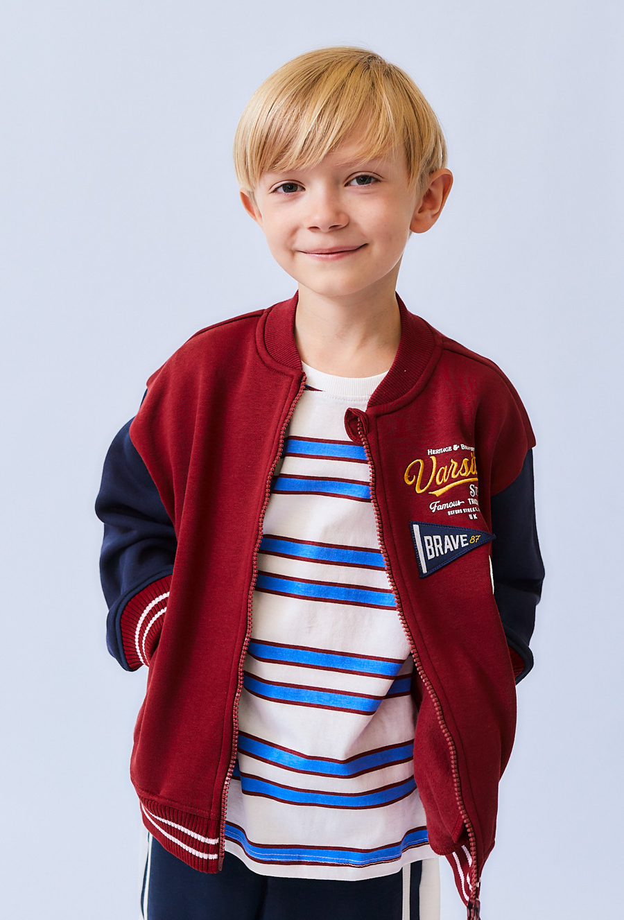 Czerwona bluza chłopięca z nadrukami i aplikacjami – rozpinana.