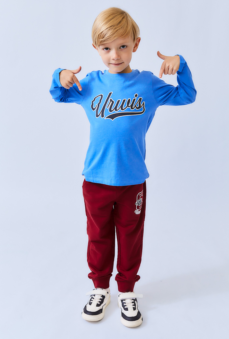 Niebieska bluzka chłopięca z zabawnym napisem.