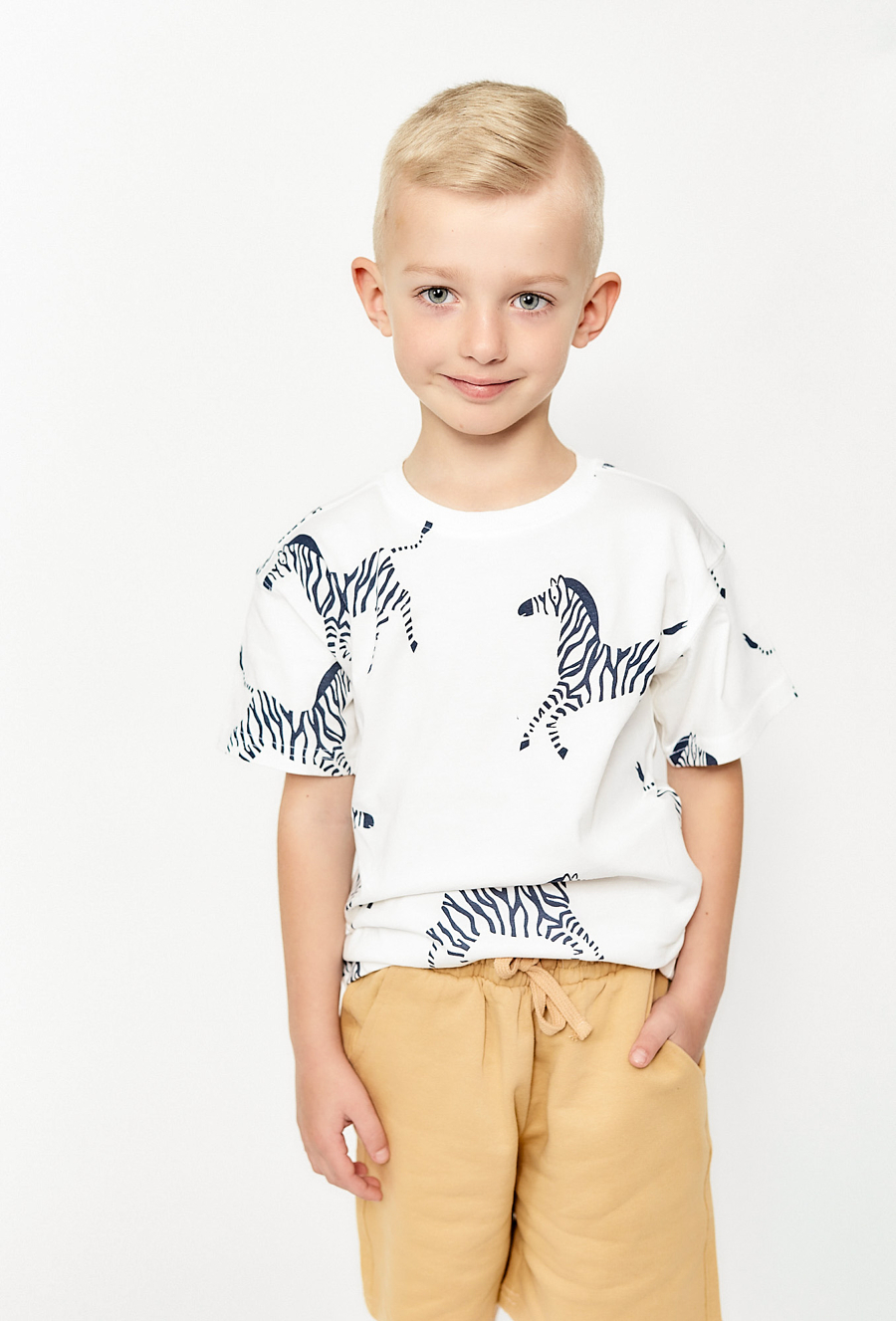 komplet ubrań na lato - biały t-shirt w zebry i szorty