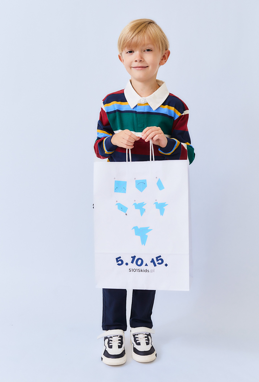 Chłopięca koszulka polo z długim rękawem w kolorowe paski.