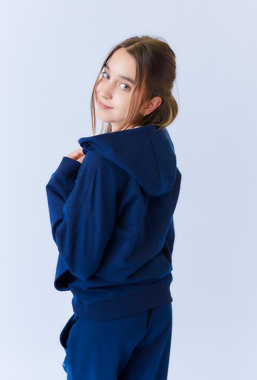 Granatowa bluza dziewczęca z kapturem i suwakiem