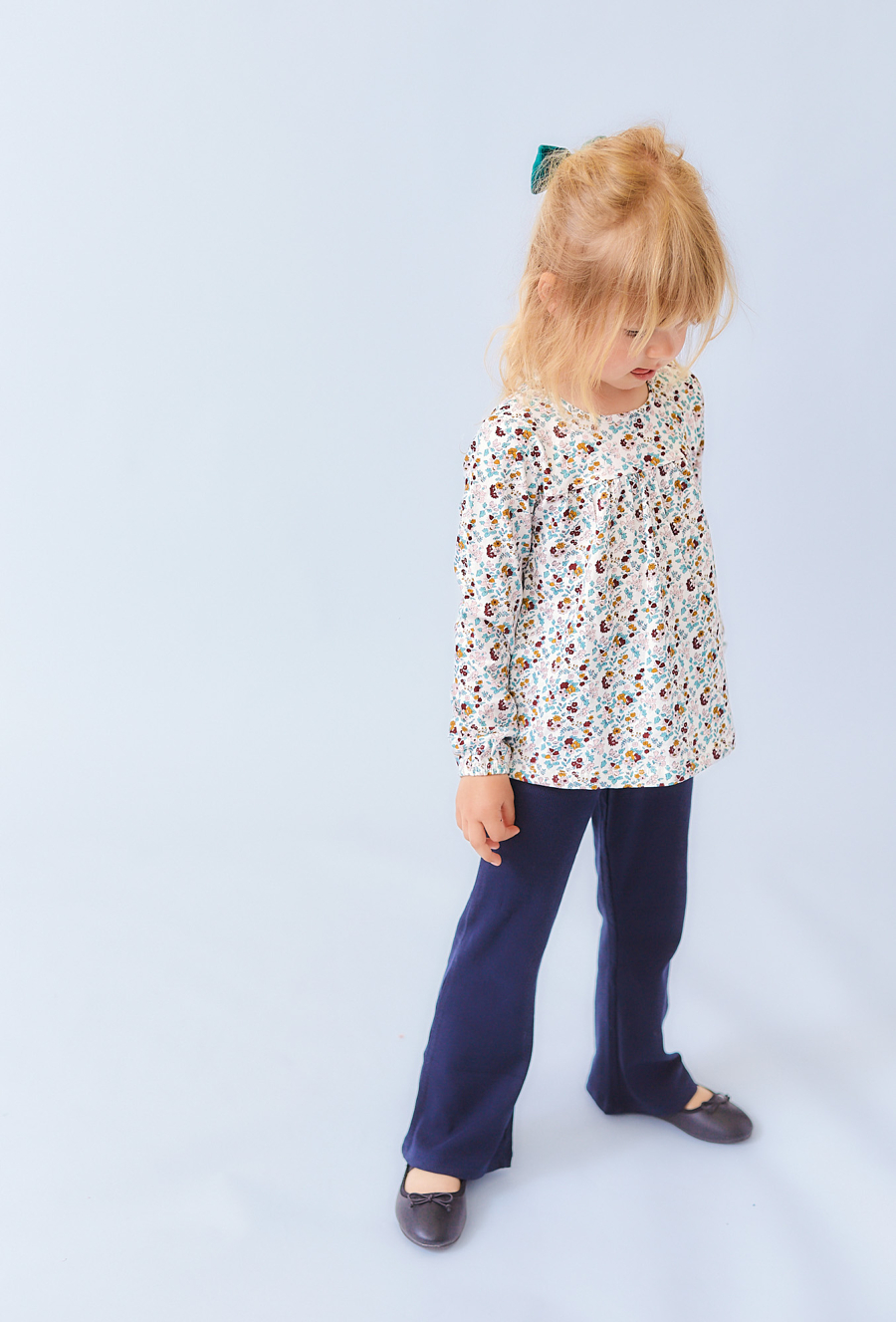 Granatowe spodnie dziewczęce flare z dzianiny prążkowanej