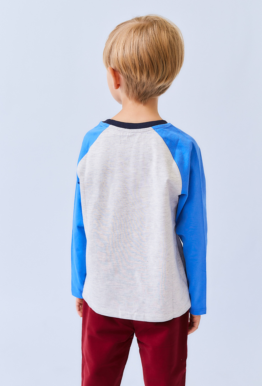 Chłopięca bluzka z nadrukiem i raglanowymi rękawami