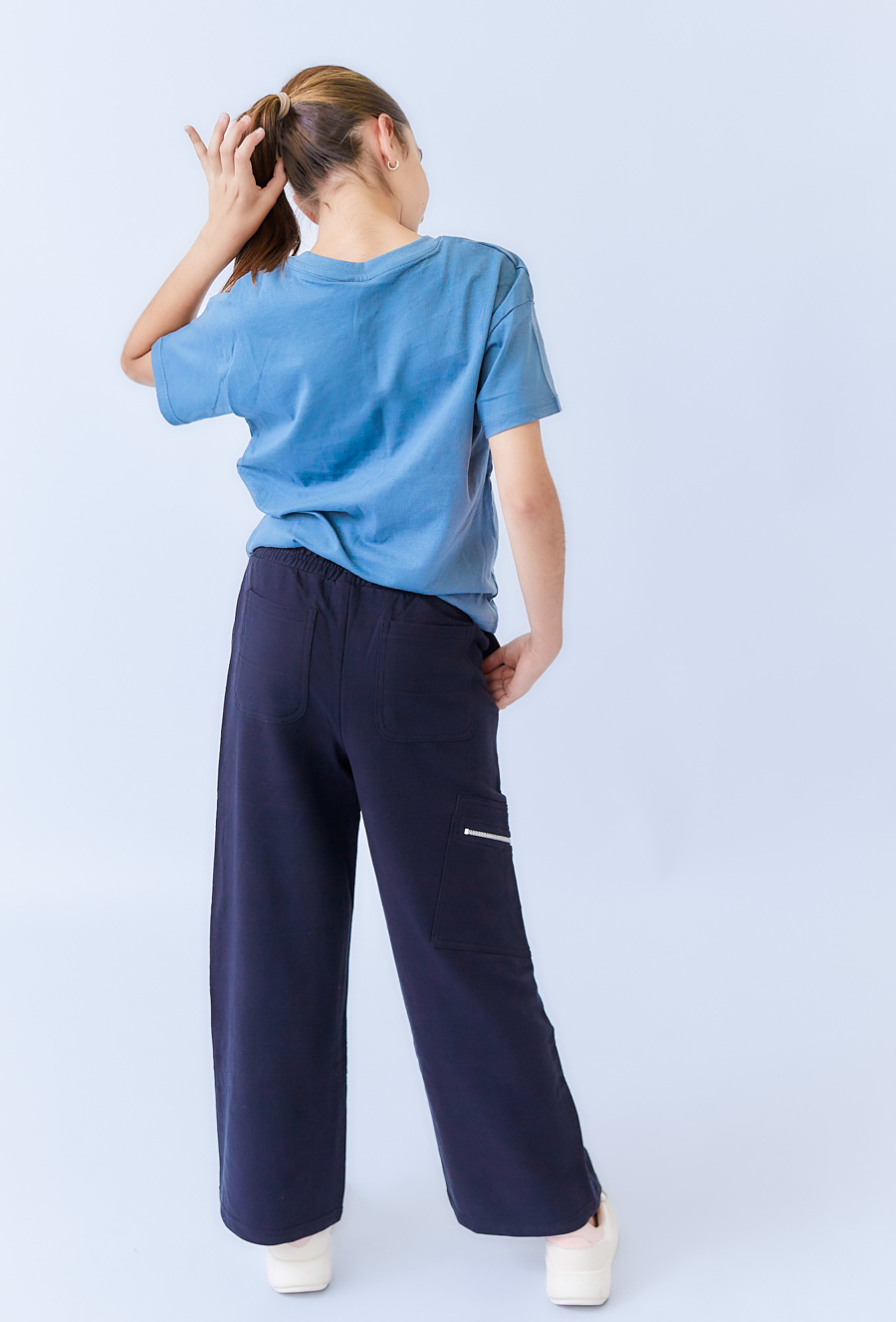 Czarne spodnie dziewczęce wide leg z kieszenią na suwak