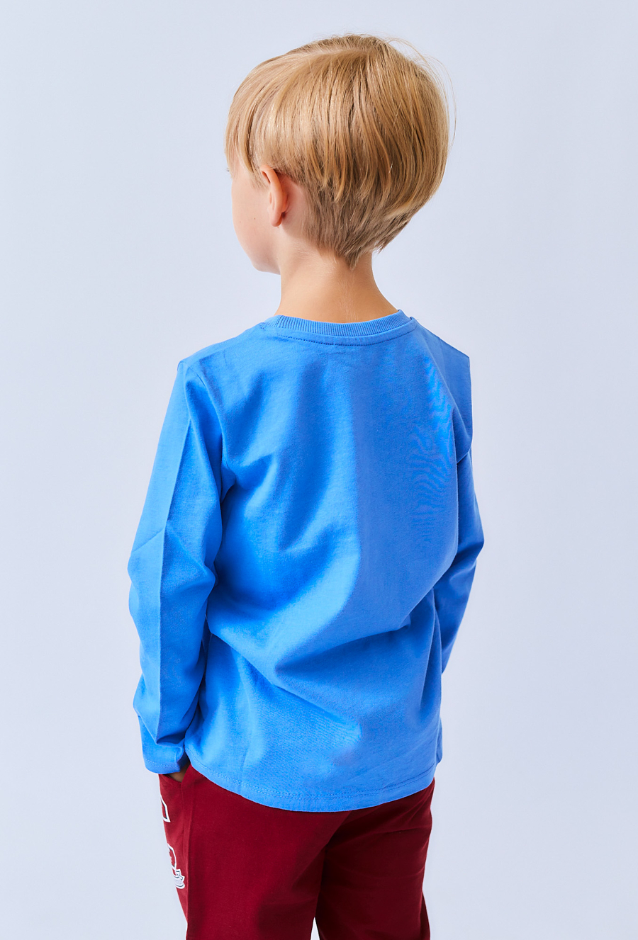 Niebieska bluzka chłopięca z zabawnym napisem.