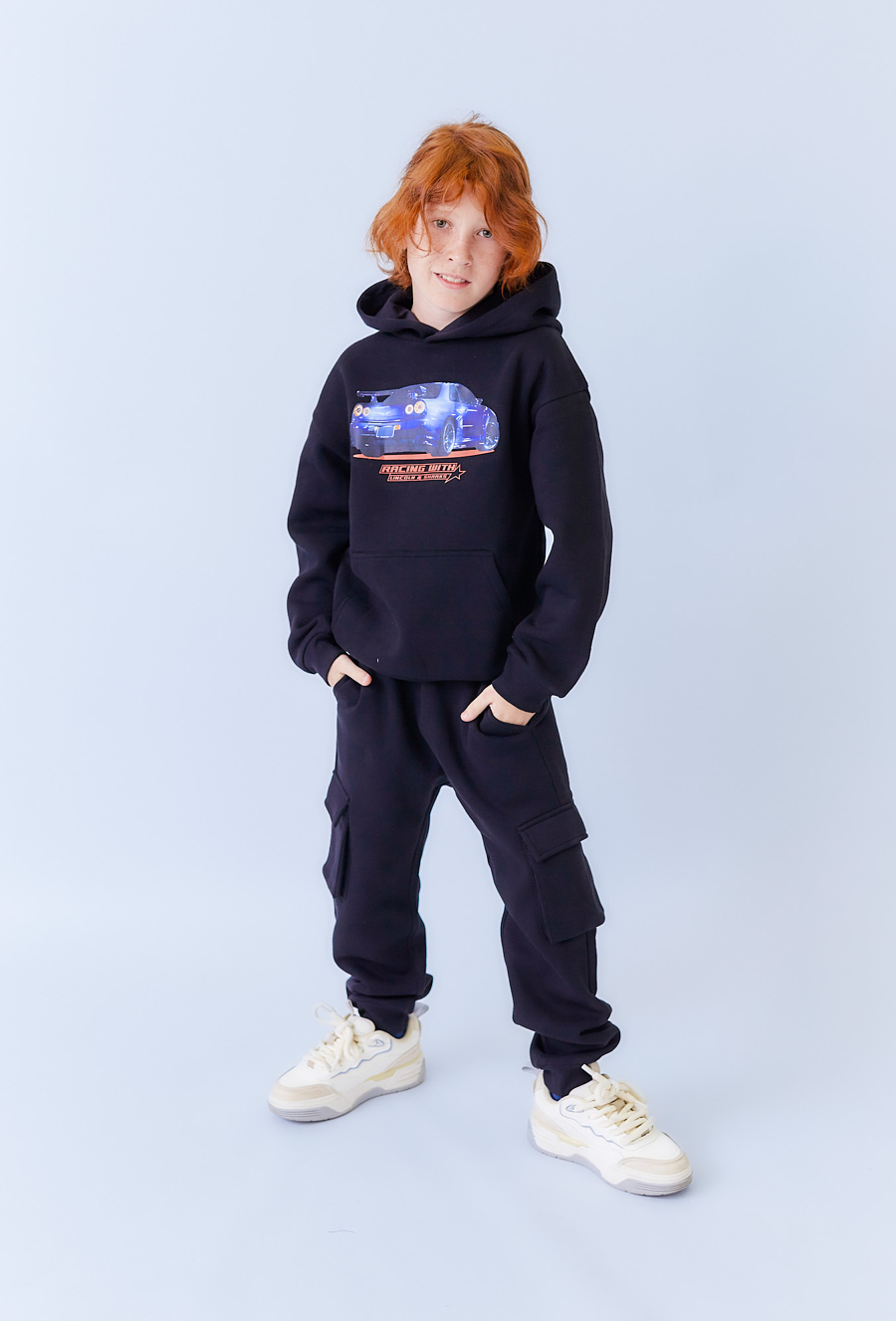 Czarne spodnie dresowe chłopięce cargo. cieplejszy model