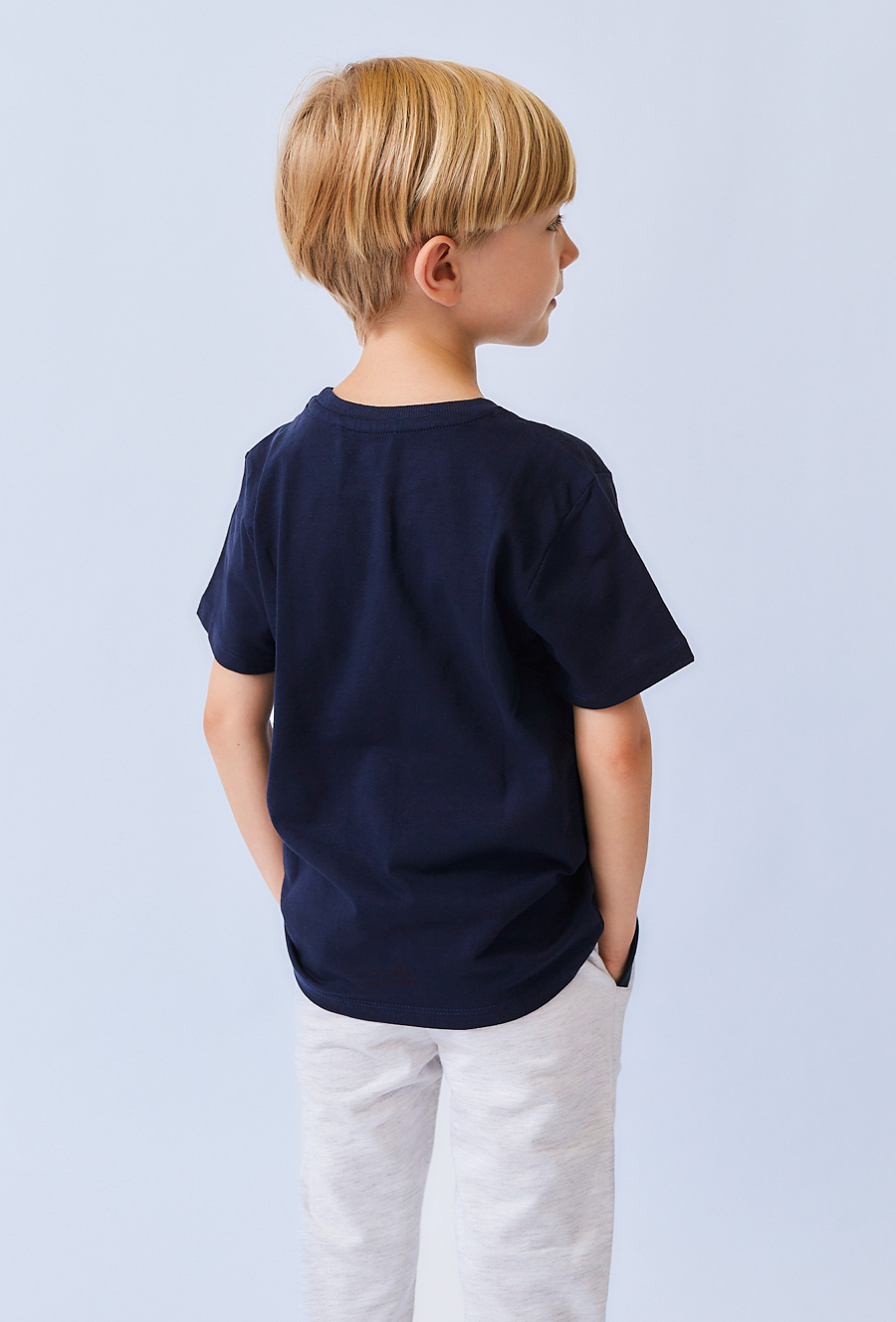 Granatowa koszulka chłopięca z nadrukiem piłkarskim.