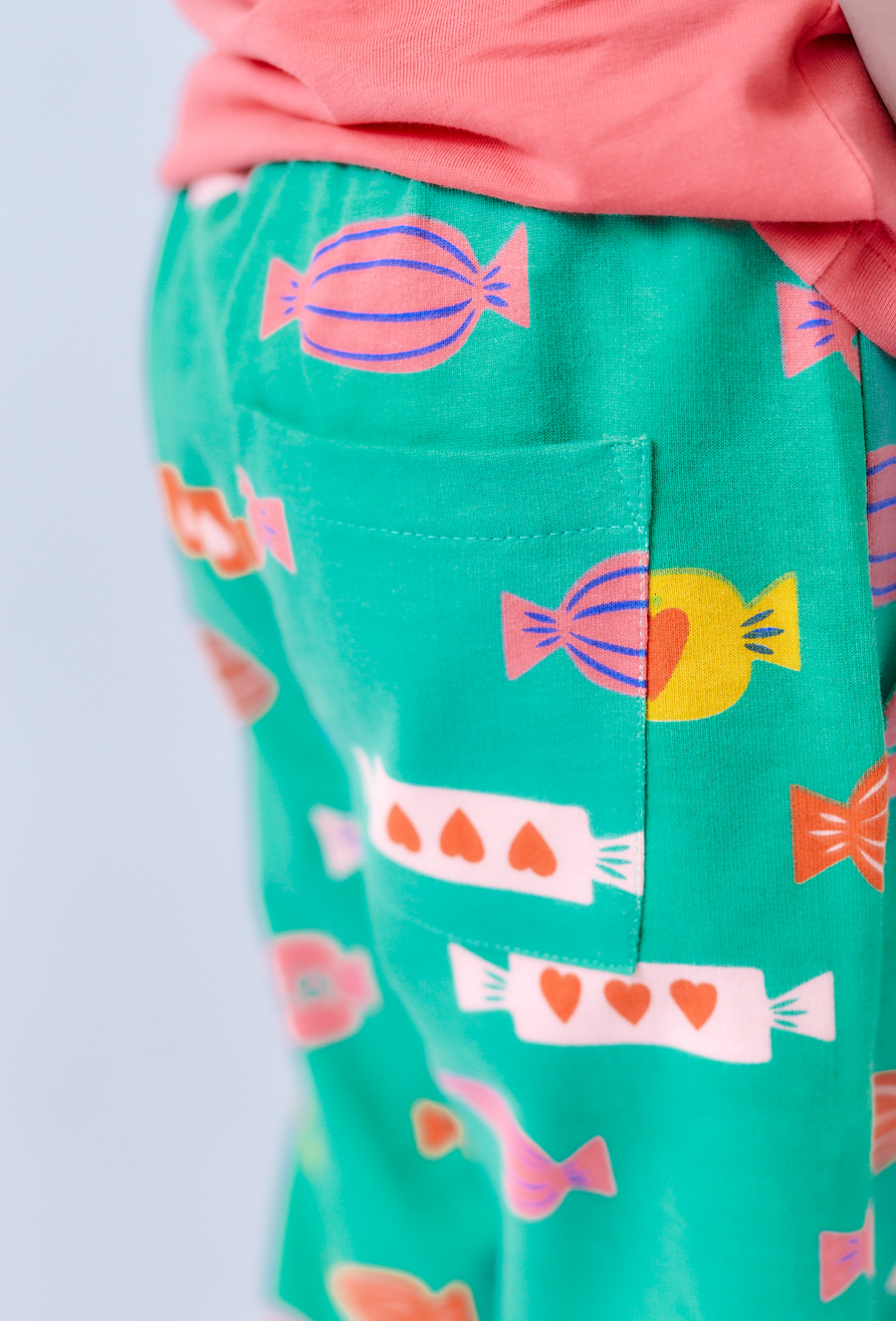 Dziewczęce spodnie dresowe z nadrukiem – regular fit