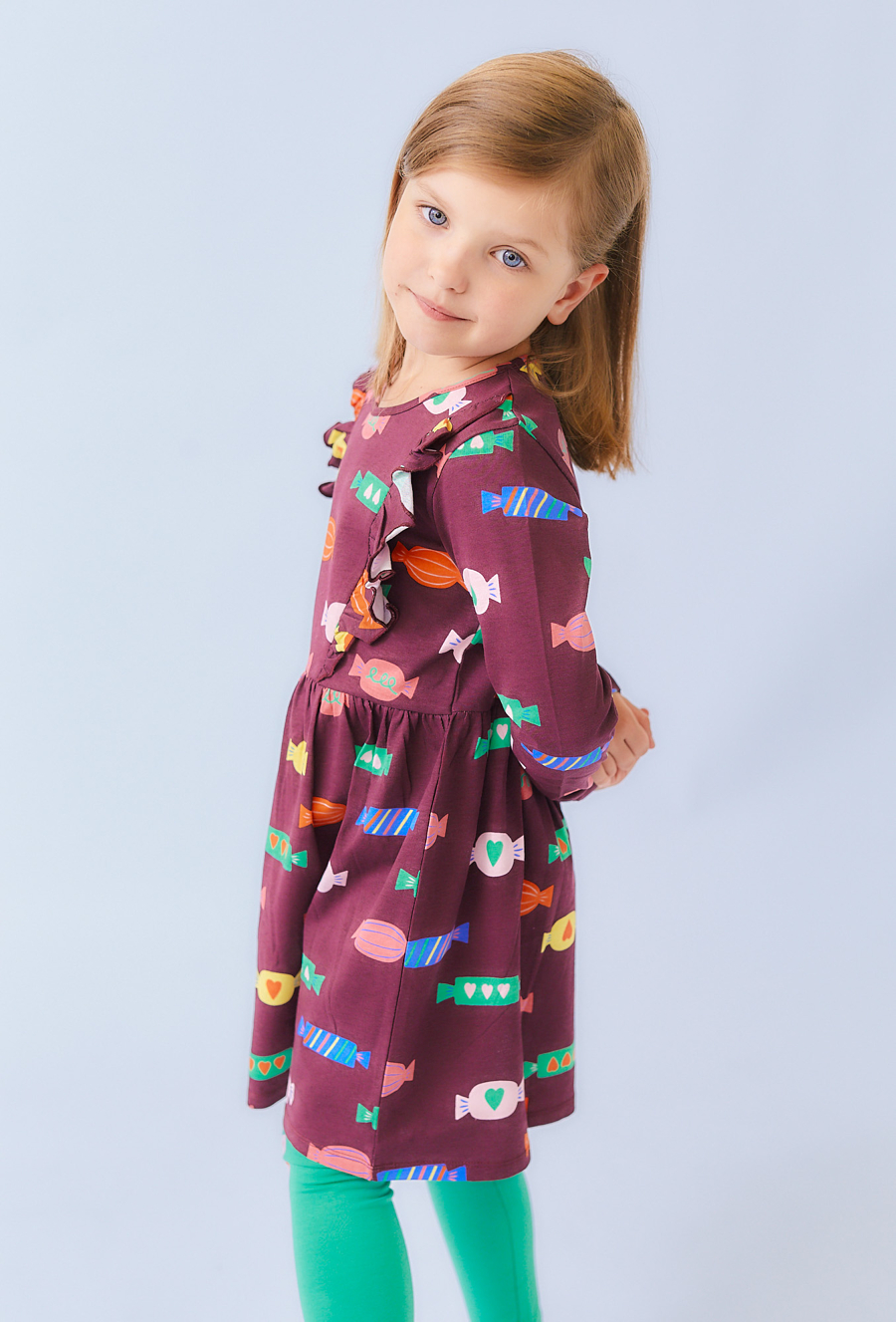 Brązowa dziewczęca sukienka z falbankami i nadrukiem cukierków