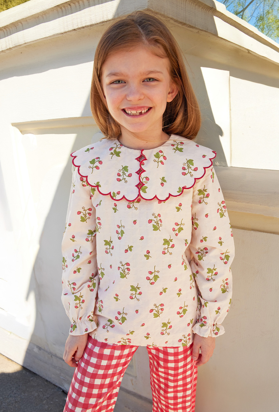 Bluzka w truskawki z szerokim kołnierzem