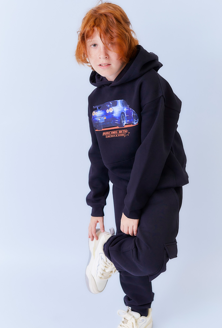 Czarna bluza chłopięca z kapturem i nadrukiem auta