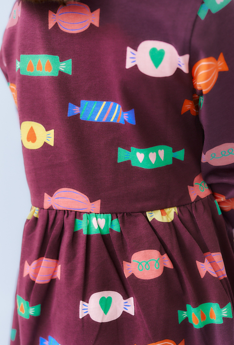 Brązowa dziewczęca sukienka z falbankami i nadrukiem cukierków