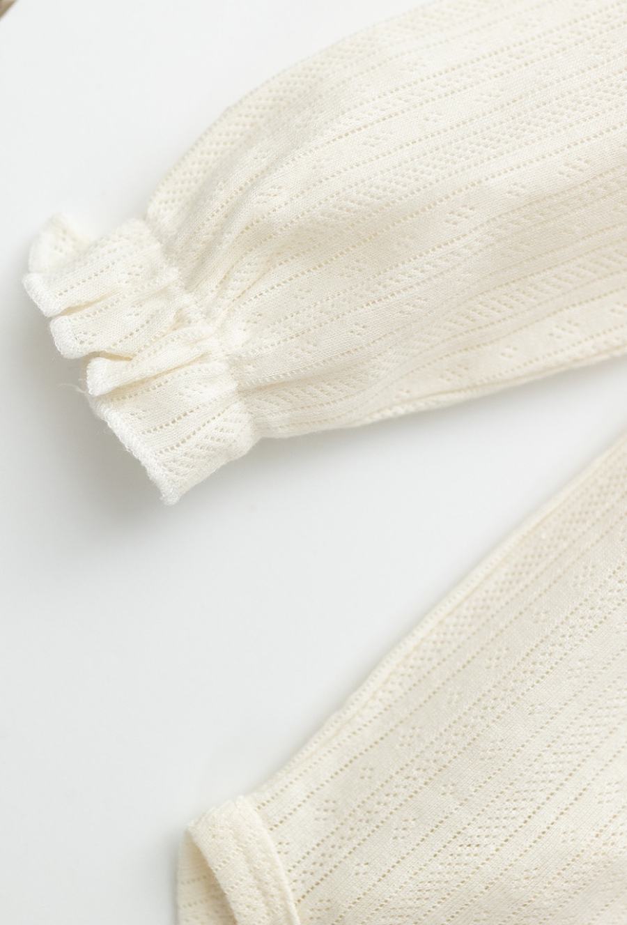 Komplet niemowlęcy – różowe ogrodniczki i emowe body