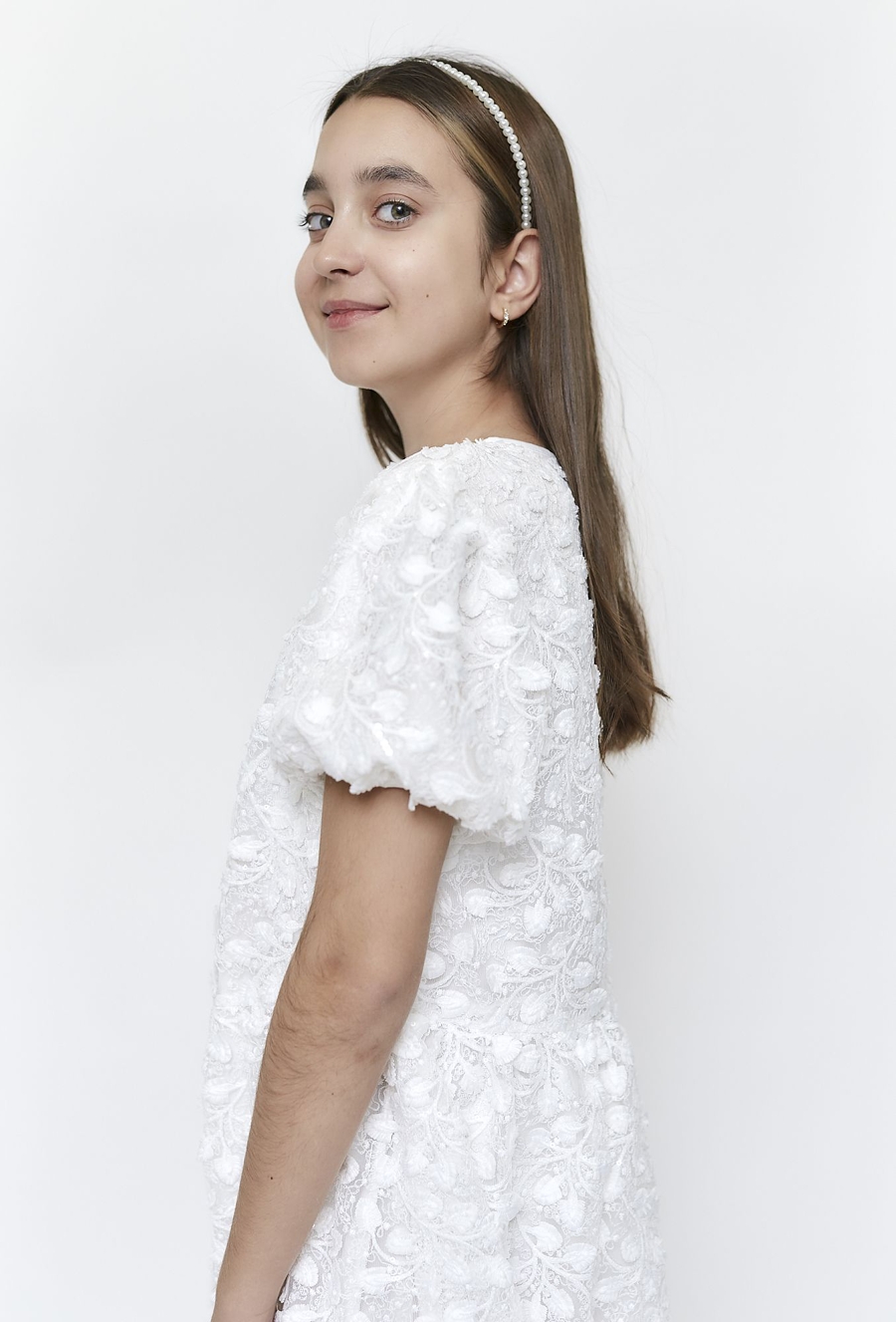 Biała elegancka sukienka z ótkimi rękawami