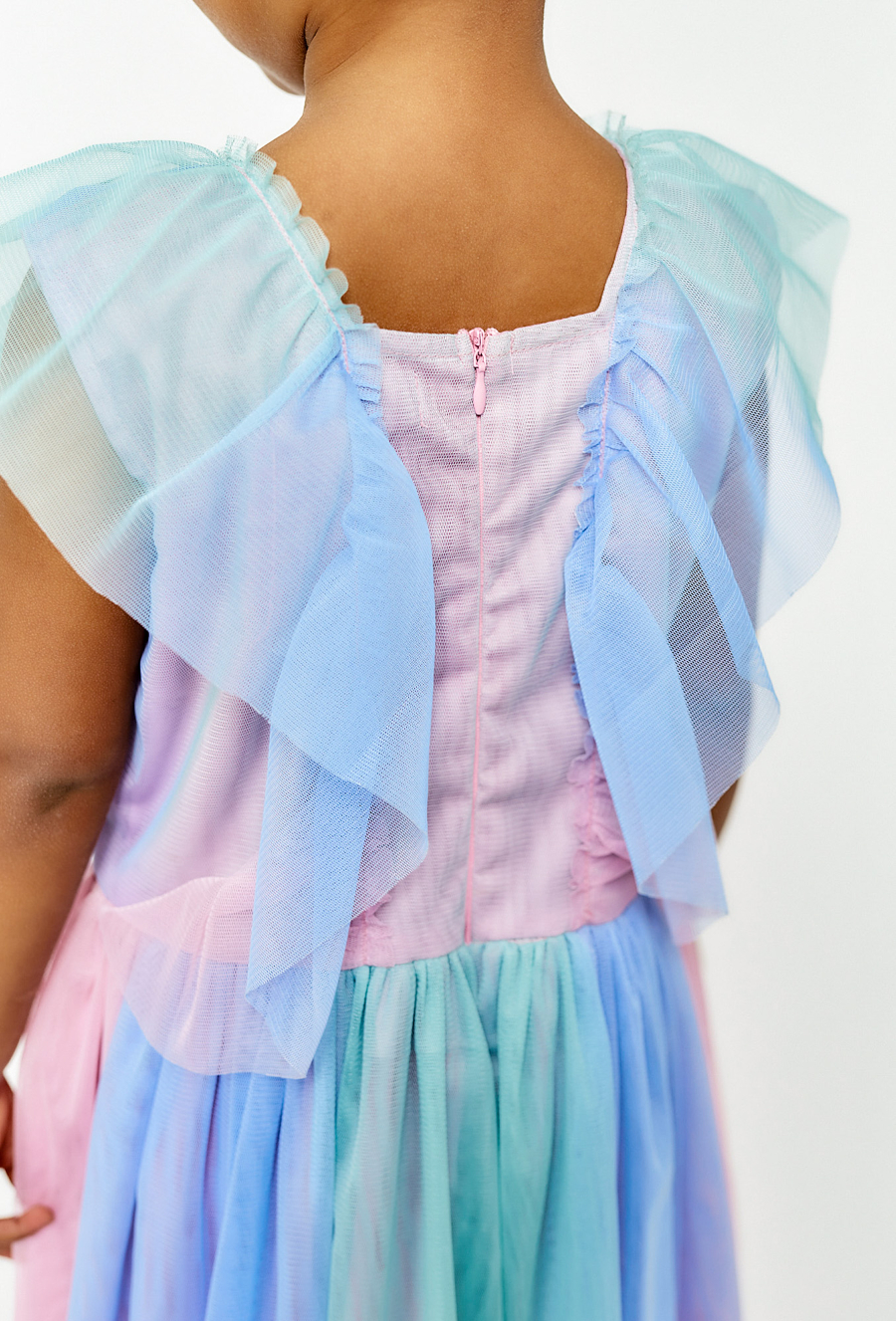 Tiulowa sukienka z ótkim rękawem