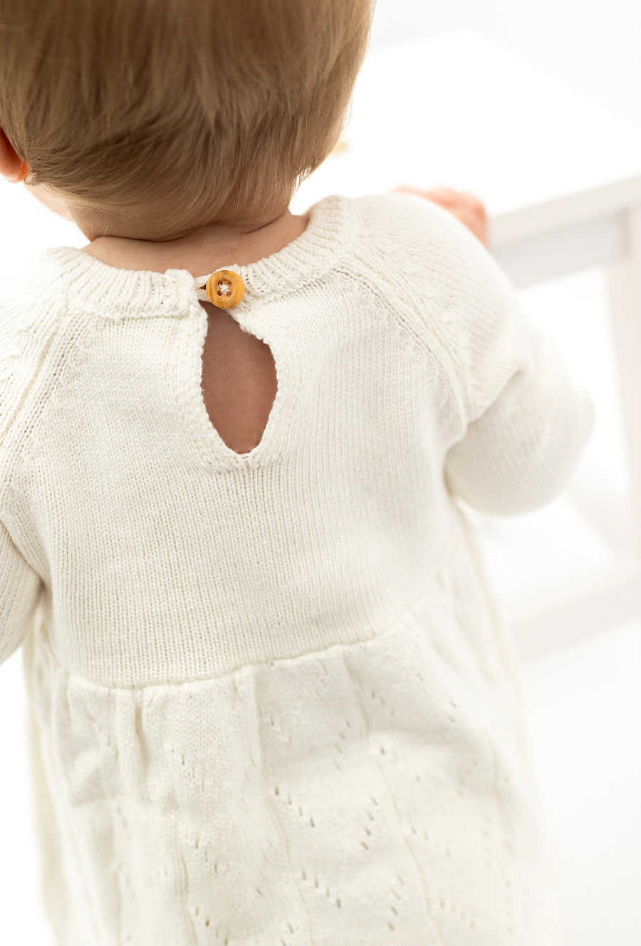 Ażurowa sukienka z długim rękawem