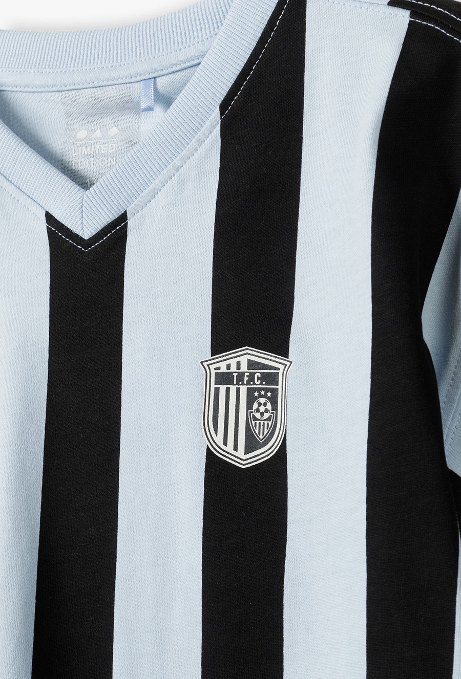 Dzianinowy t-shirt w niebiesko - granatowe paski