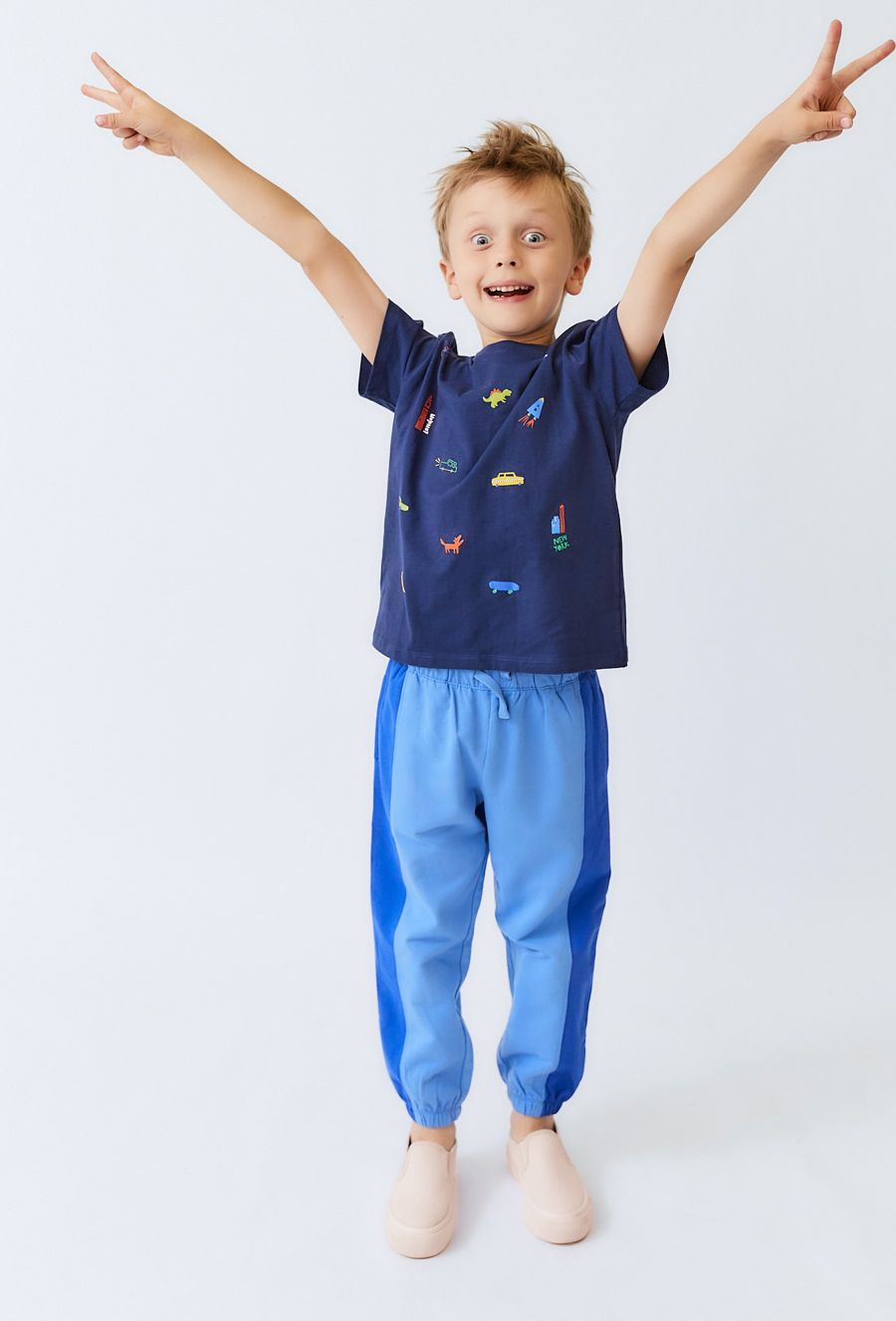 Niebieskie spodnie dresowe dziecięce w dwóch odcieniach.