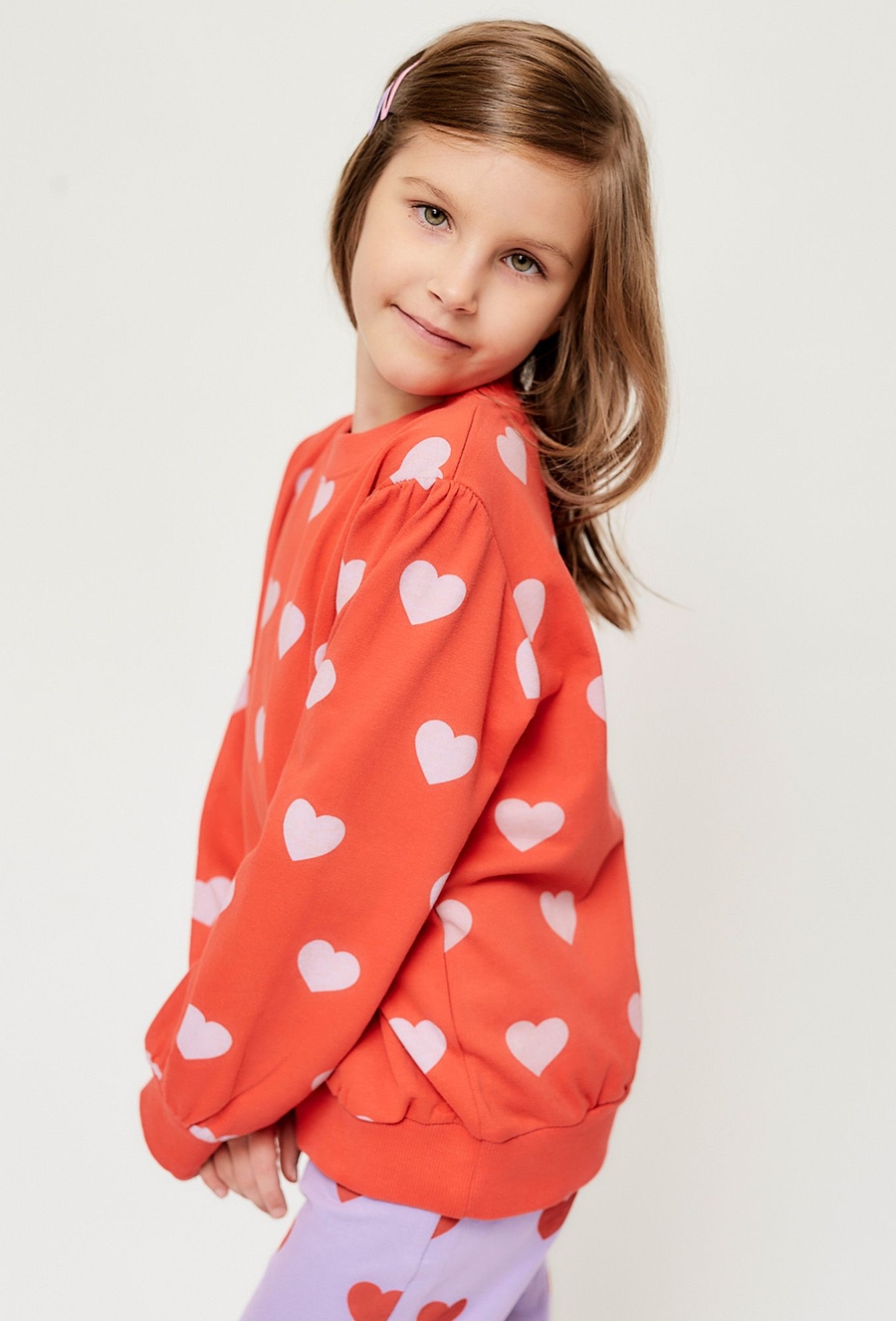 Czerwona bluza dresowa w serduszka