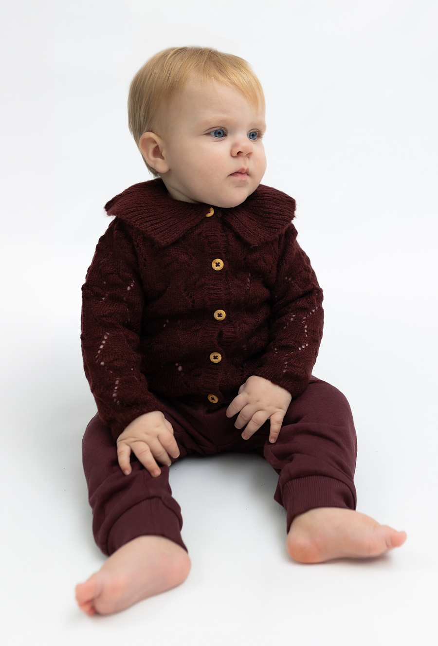 Burgundowy sweter rozpinany z kołnierzykiem