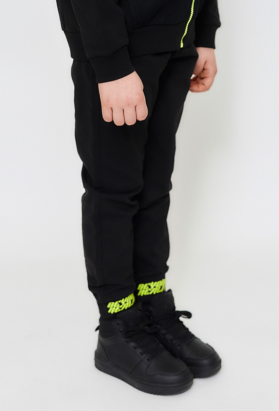 Czarne spodnie dresowe - kontrastowe ściągacze