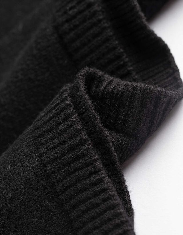 Pulóver - V-kivágás - fekete