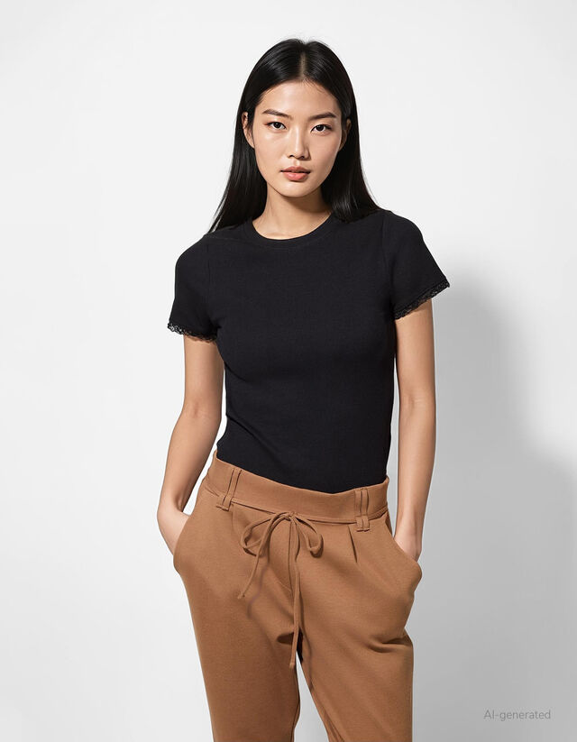 Póló - Csipkerátéttel - fekete