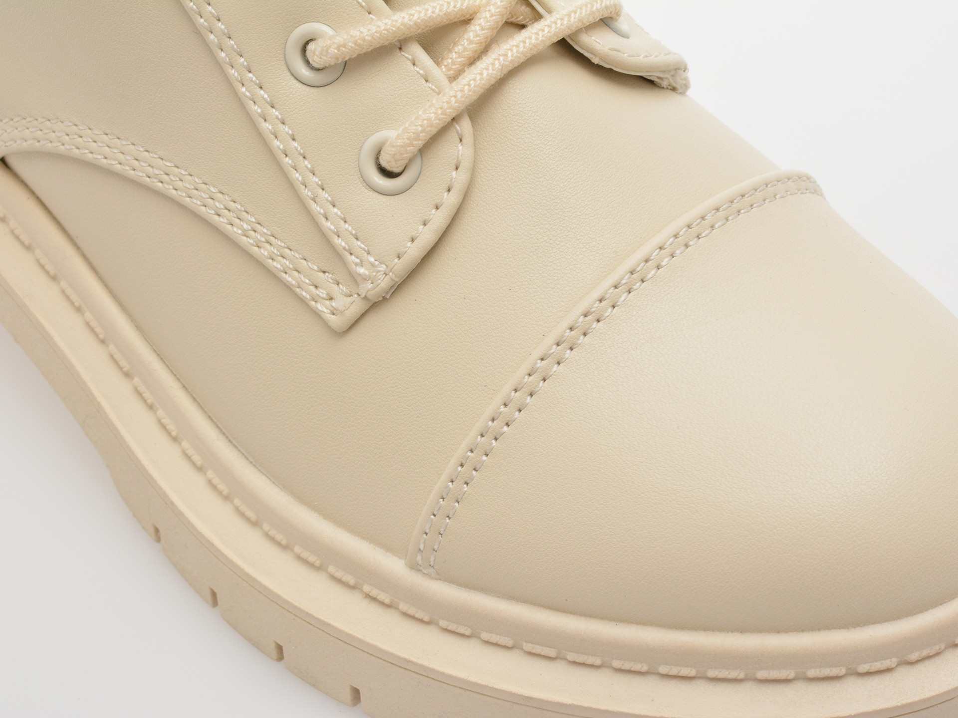 Bocanci ALDO albi, GOER 110, din piele ecologica