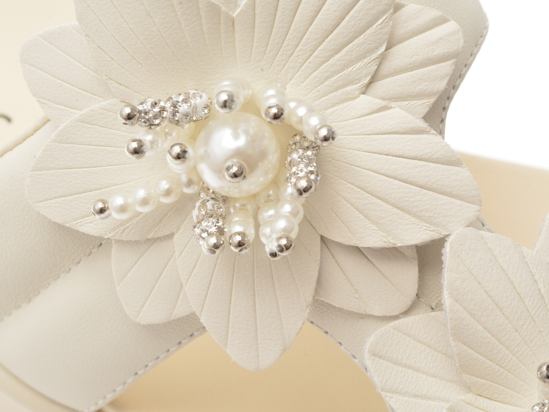 Papuci EPICA albi, 241009, din piele naturala