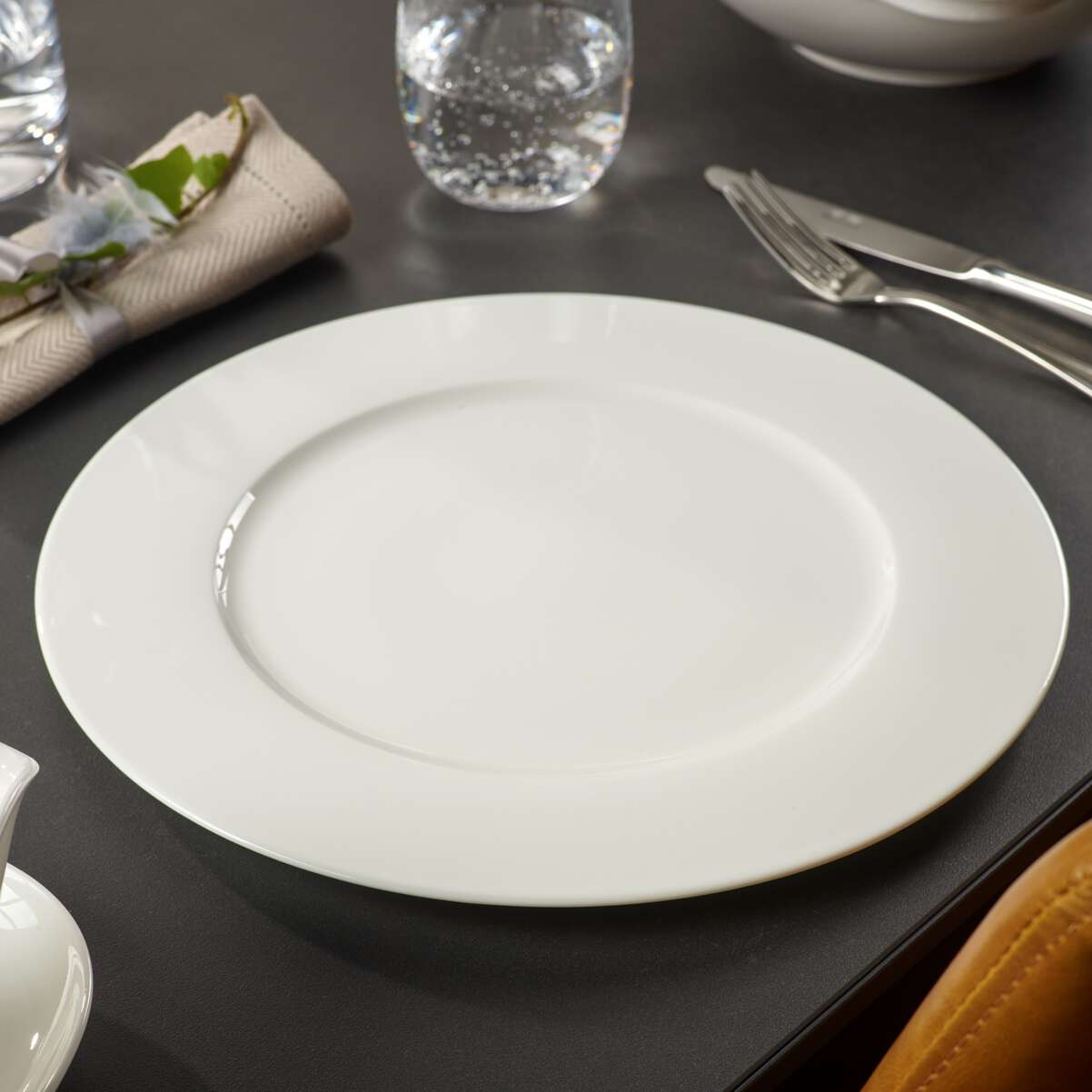 Anmut Dinnerware set