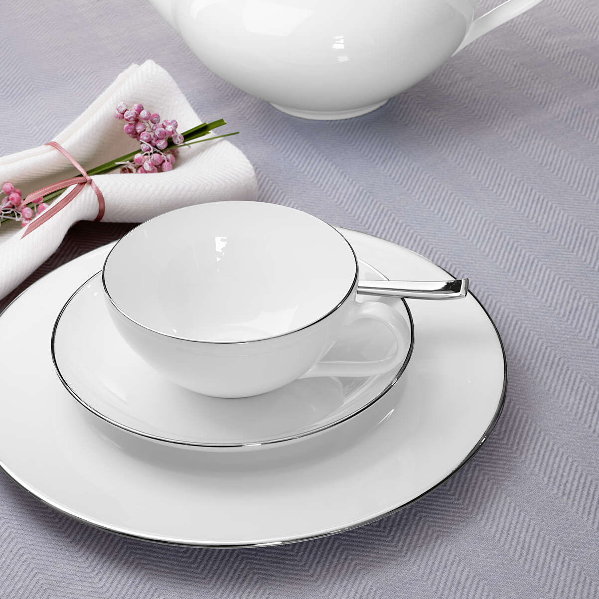 Anmut Dinnerware set