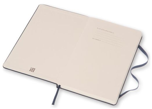 Класически син тефтер Moleskine Classic Blue Sapphire с твърди корици и листа на малки квадратчета