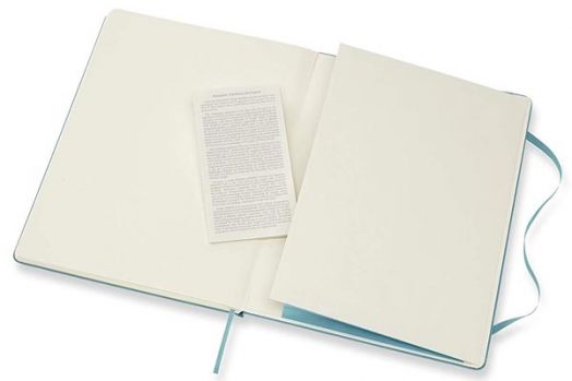 Голям пастелносин тефтер Moleskine Classic Reef Blue с твърди корици и нелинирани страници