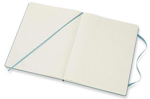 Голям пастелносин тефтер Moleskine Classic Reef Blue с твърди корици и линирани страници