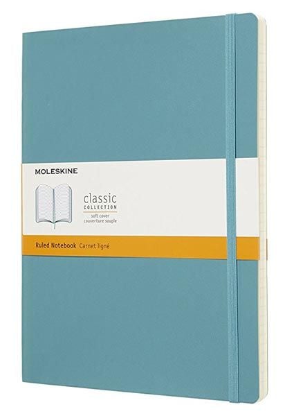 Голям пастелносин тефтер Moleskine Classic Reef Blue с меки корици и линирани страници
