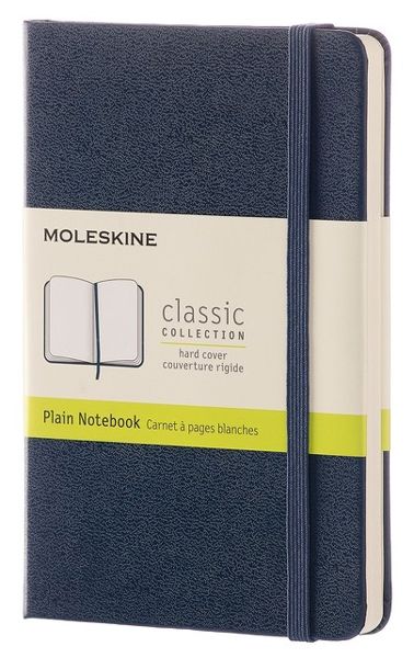 Син джобен тефтер Moleskine Classic Sapphire Blue с твърди корици и бели нелинирани листа