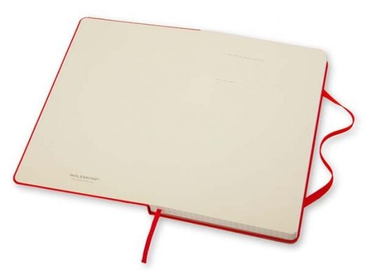 Червен тефтер Moleskine с твърди корици, страници на квадратчета