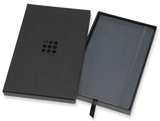 Класически тъмносин кожен тефтер Moleskine Leather Avio с твърди корици и линирани страници