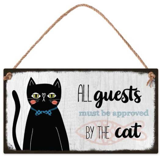 Табелка за стена - All guest must be approved by the cat