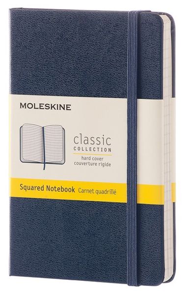 Син джобен тефтер Moleskine Classic Sapphire Blue с твърди корици и листа на малки квадратчета