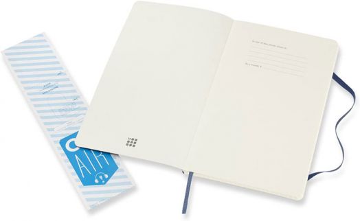 Класически син тефтер Moleskine Classic Sapphire Blue с меки корици и листа на малки квадратчета