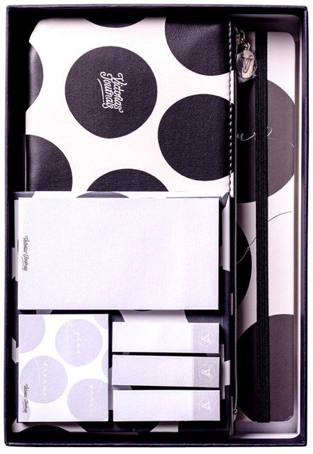 Комплект Victoria's Journals Polka Dots: тефтер, несесер, самозалепващи листчета