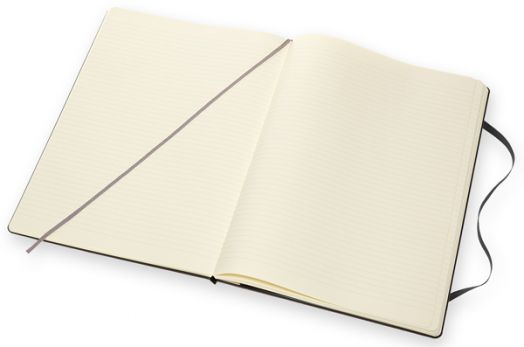 Черен тефтер Moleskine Classic Black в размер A4 с твърди корици и листа на широки редове