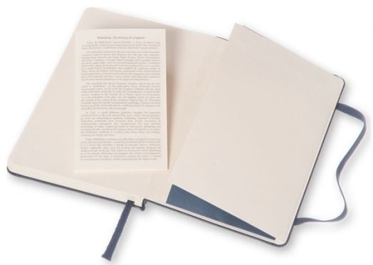 Син джобен тефтер Moleskine Classic Sapphire Blue с твърди корици и бели нелинирани листа