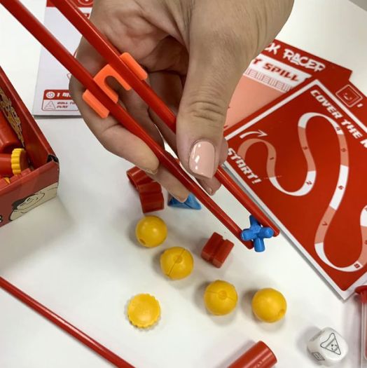 Игра: Състезание с пръчици за хранене